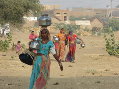 femmes allant au puit
